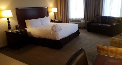 Doubletree by Hilton Hotel Denver - Thornton Room Type - 1 KING DLX MTN VIEW FRIDGE