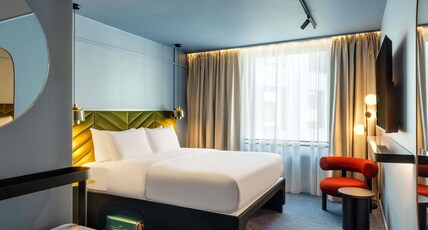 TRIBE Krakow Old Town Room Type - TRIBE ESSENTIAL with a queen size bed TRIBE Krakow Old Town Room Type - TRIBE ESSENTIAL with a queen size bed