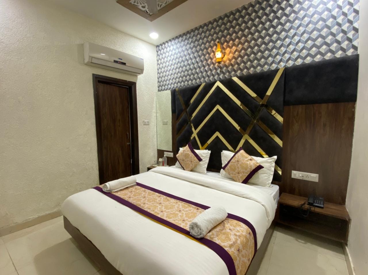 Hotel DG By Divud Ecom Near Golden Temple - Tap to explore photos