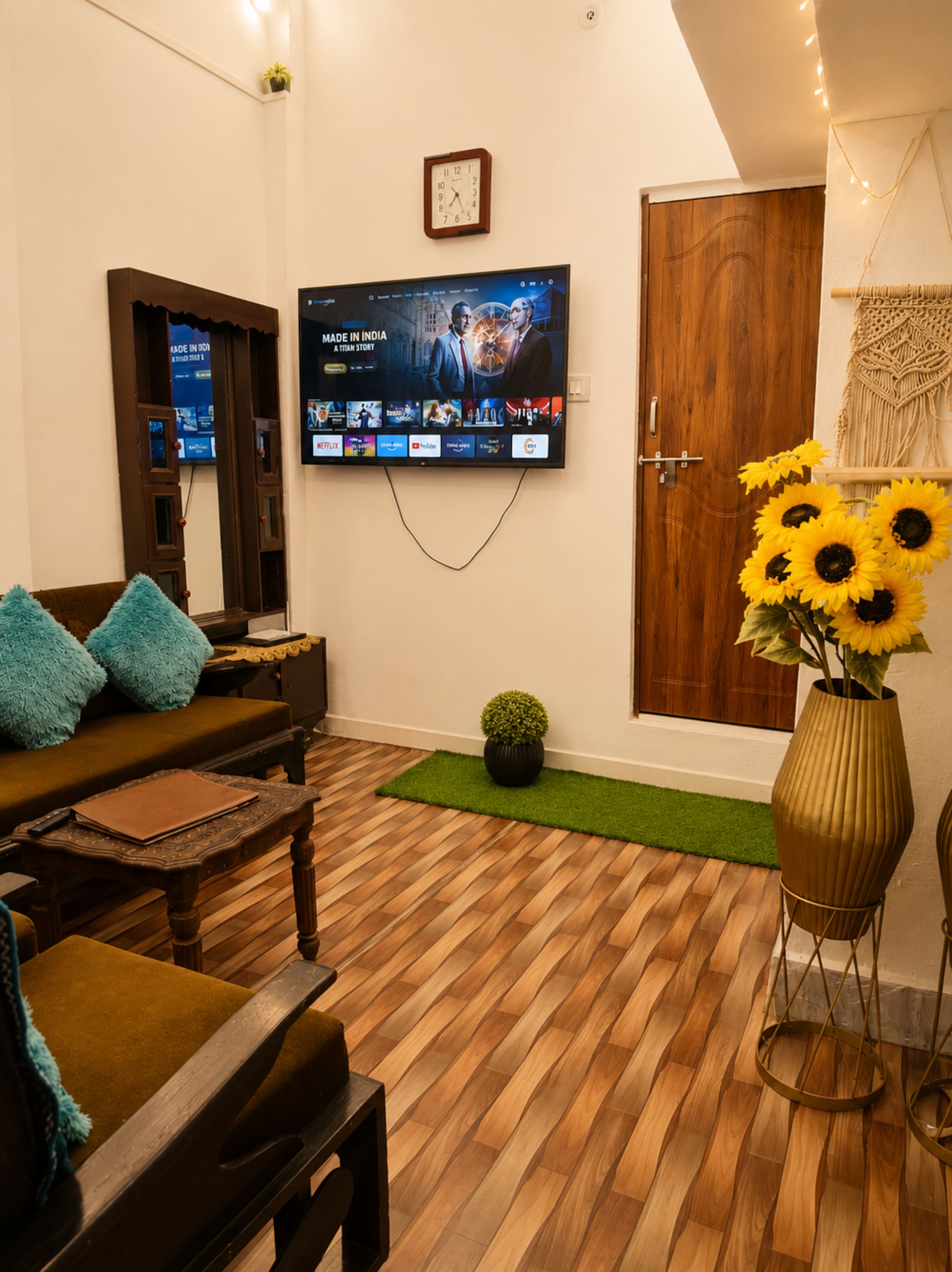 Luxury 2BHK | Triveni Sangam Kumbh Wifi Air Conditioning Parking - Tap to explore photos