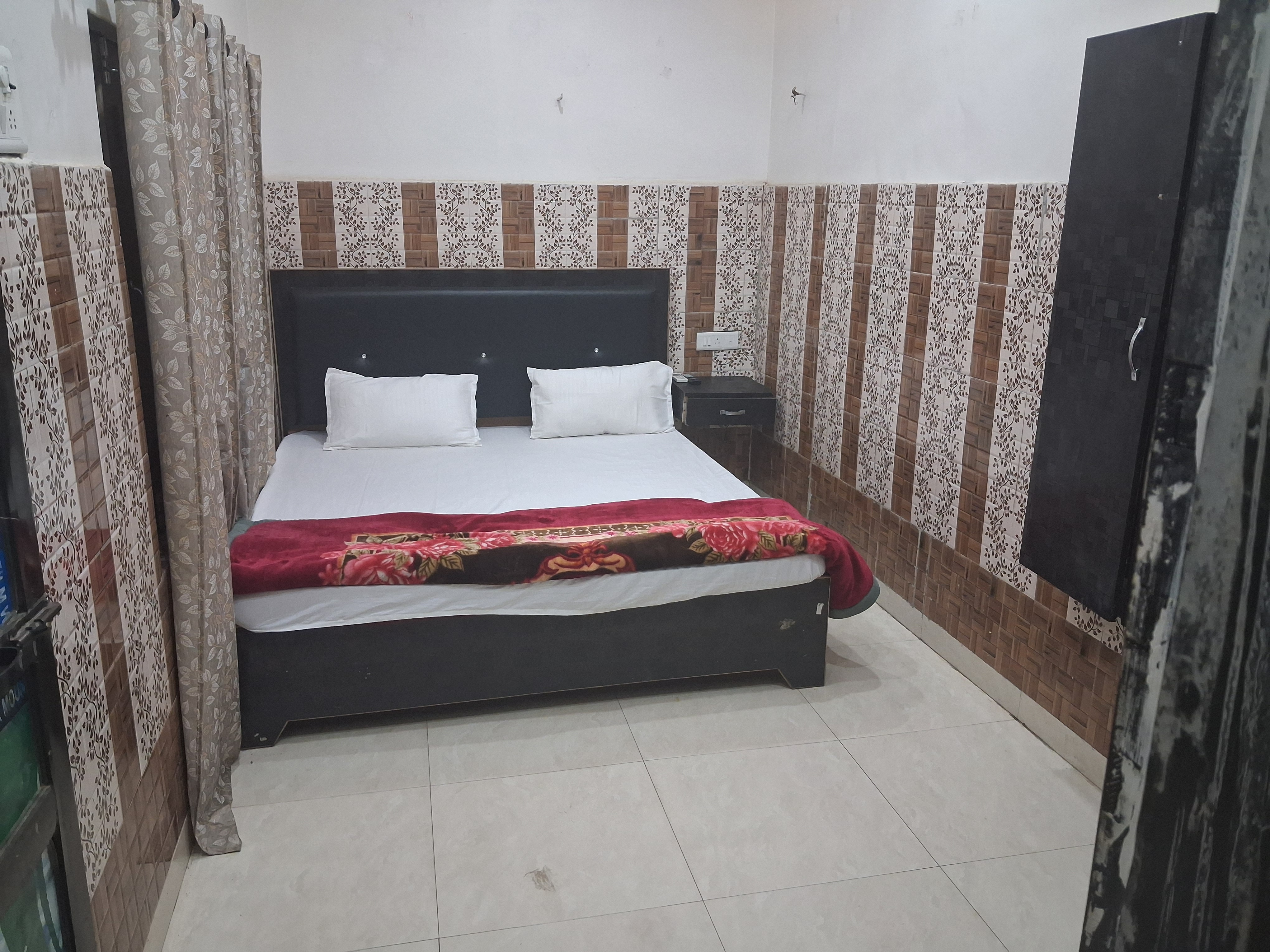 Shree kashi Vishwanath Guesthouse - Tap to explore photos