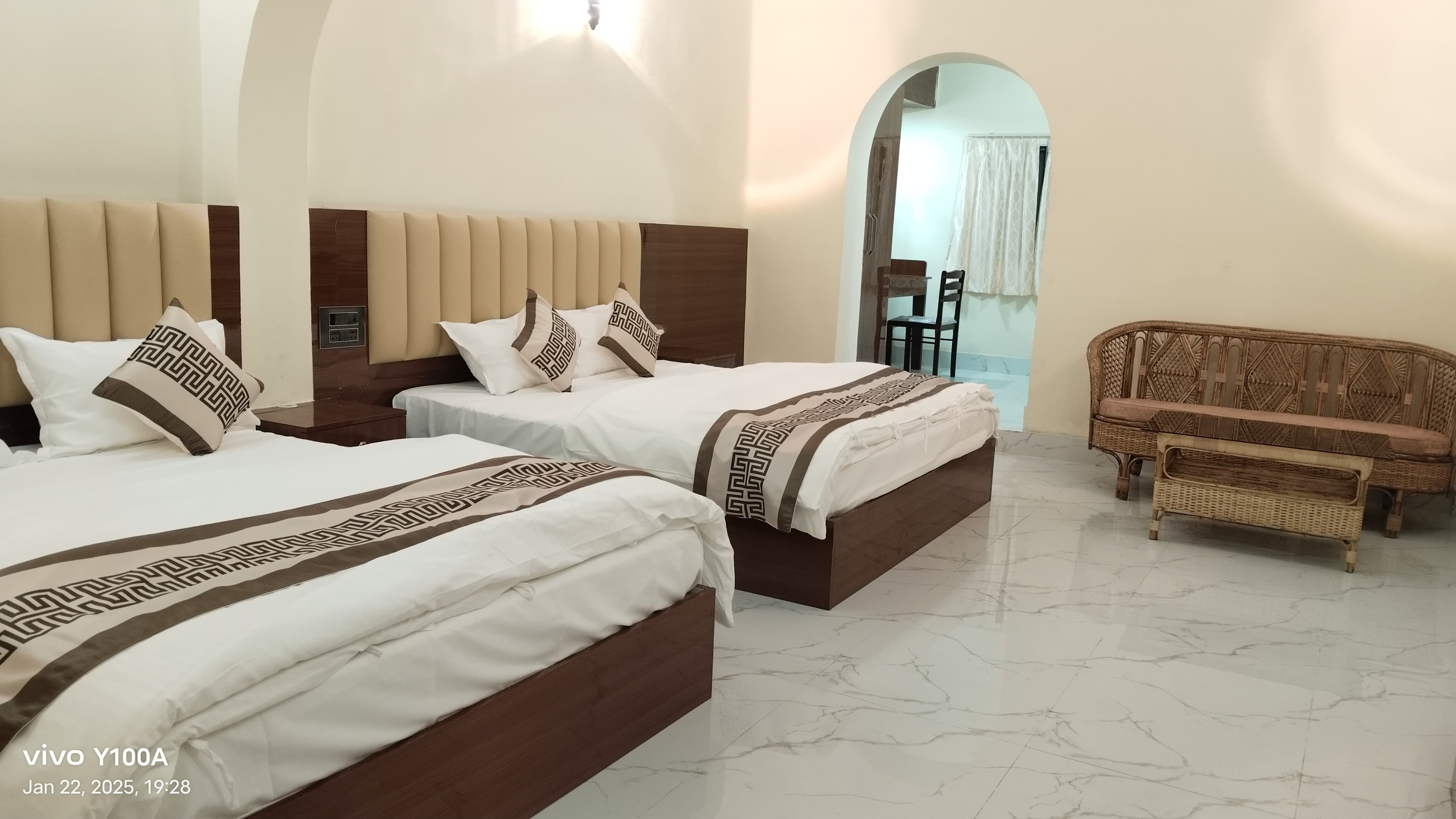 New Hindusthan Hotel - Tap to explore photos