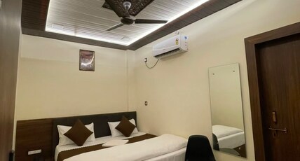 Hotel Gupta Palace Room Type - Deluxe Double Bed Room