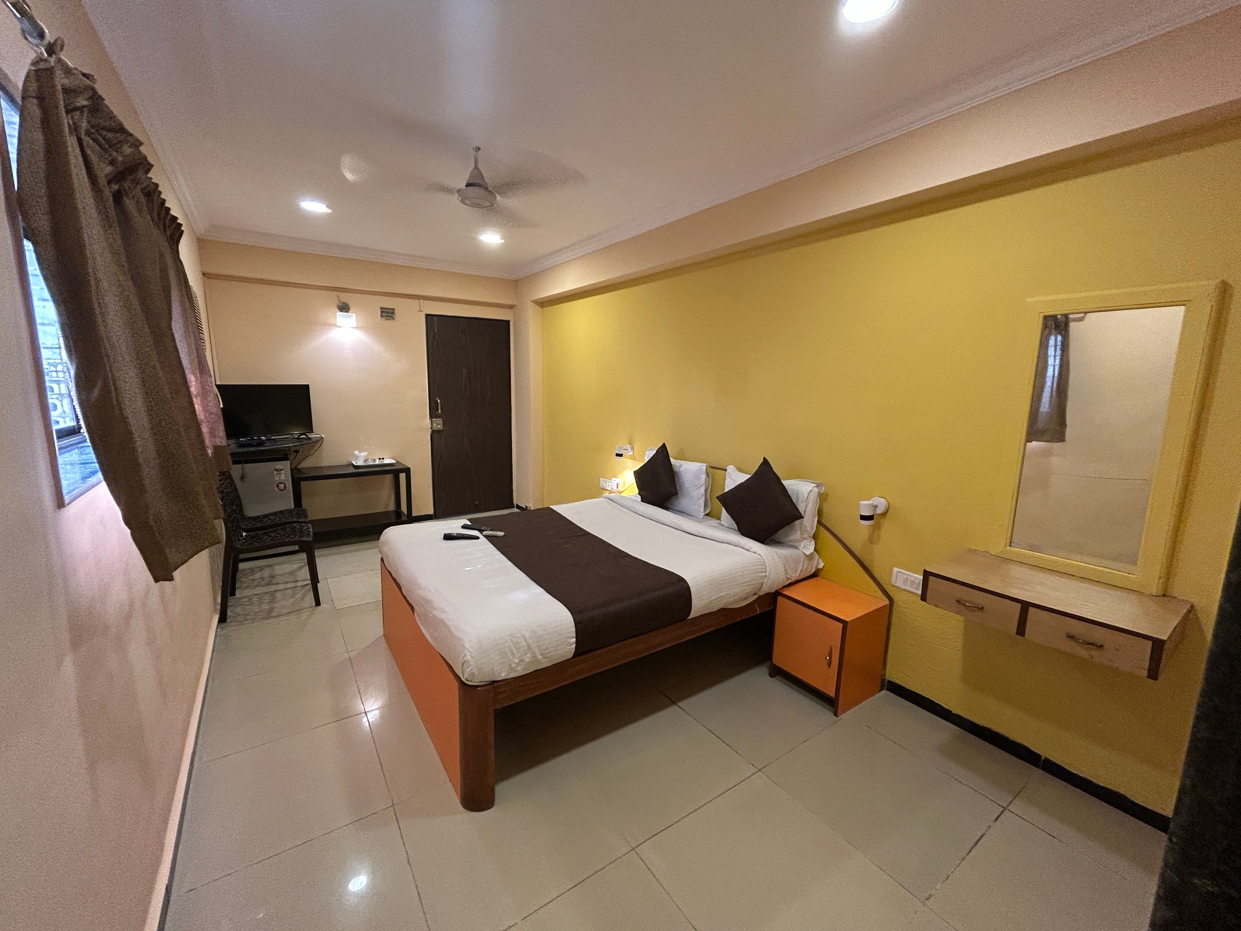 Lucky Serviced Apartments -Near BKC, Mumbai - Tap to explore photos