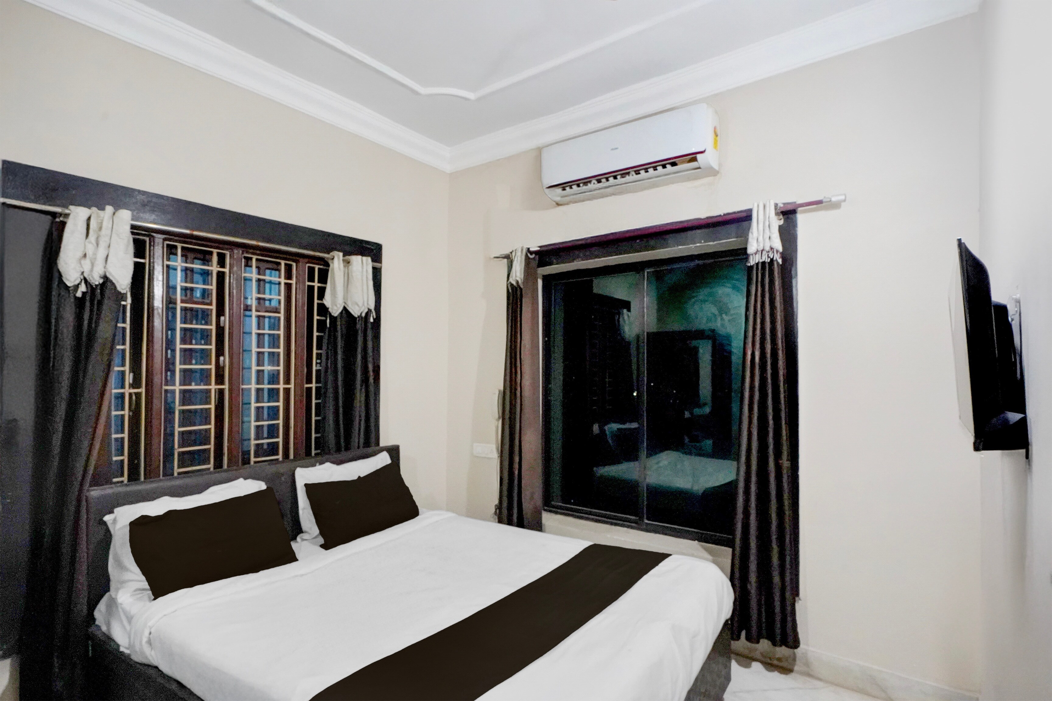 Collection O ITER Bhubaneswar Formerly Regal Stays - Tap to explore photos