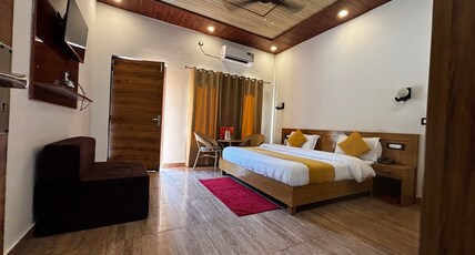 Daandikaanthi Hotel (100 Metre Walking From Maa Dhari Devi Temple Gate) Room Type - Deluxe Room ( Upper Floor, Balcony)