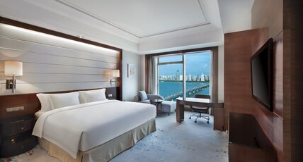 Crowne Plaza Nanchang Riverside, an IHG Hotel Room Type - 1 King Standard River View