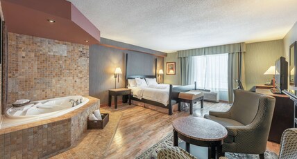 Hampton Inn & Suites by Hilton Moncton Room Type - 1 KING W WHIRLPOOL NOSMOK