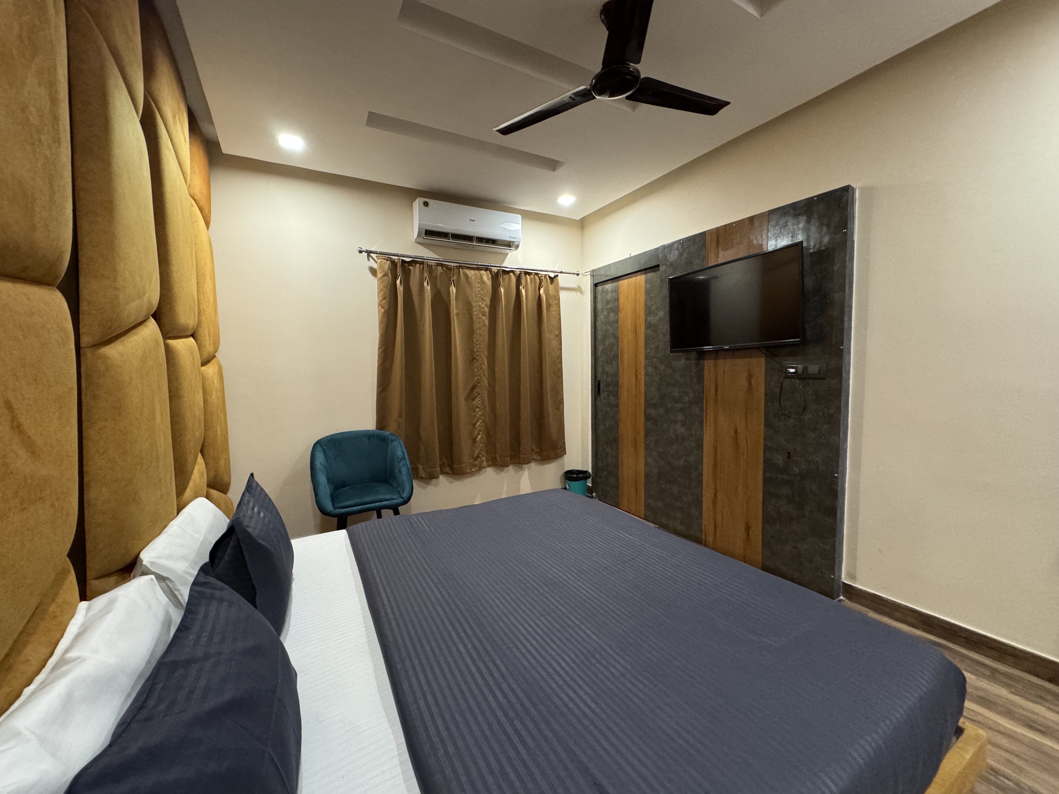 Hotel Sanskriti By T And M Hotels - Tap to explore photos