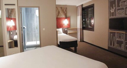 ibis Brussels off Grand Place Room Type - Premium Room with 1 double bed and one single bed ibis Brussels off Grand Place Room Type - Premium Room with 1 double bed and one single bed