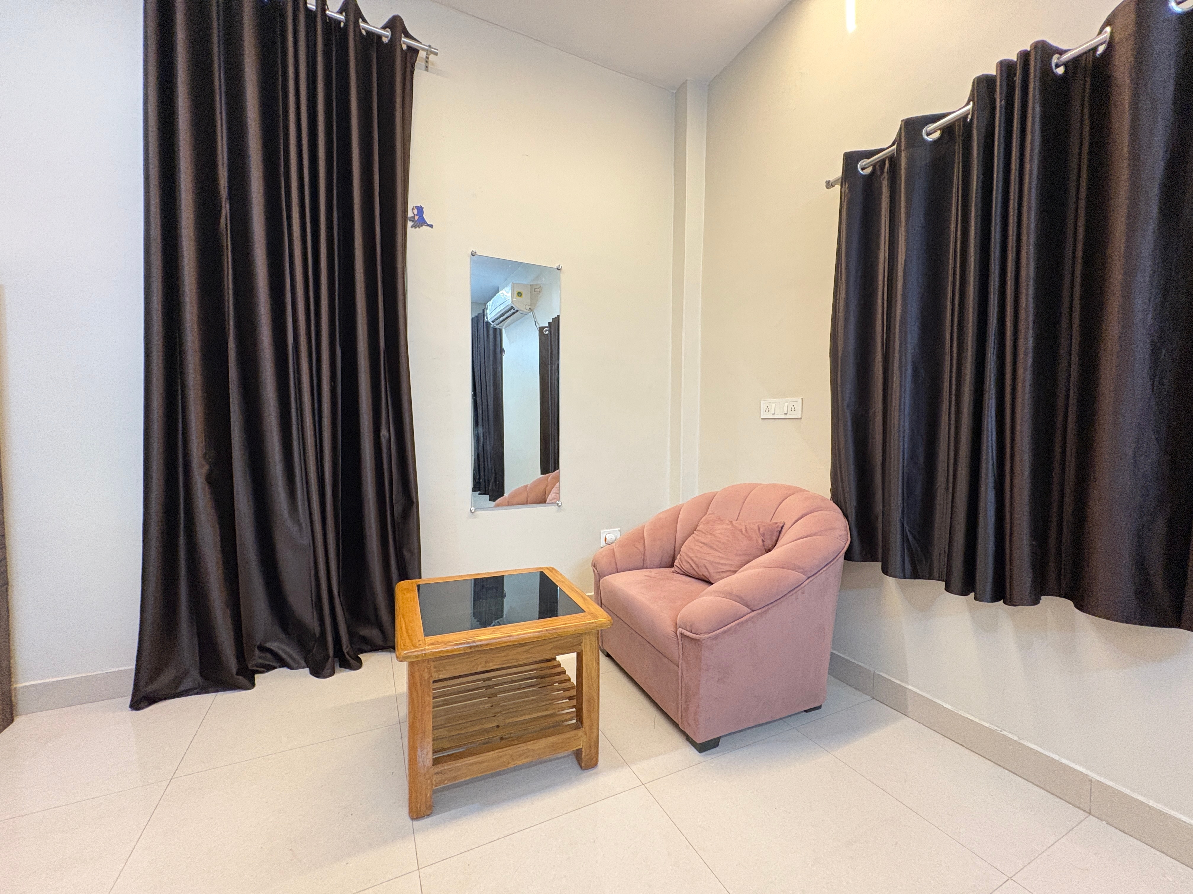 Peaceful 2BHK w/rooftop grass, 3min from Assi Ghat - Tap to explore photos