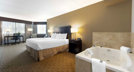 Best Western Pembroke Inn & Conference Centre Room Type - 1 King Bed, Non-Smoking, Sofabed, Pool View, Jetted Tub, Microwave And Refrigerator, Full Breakfast