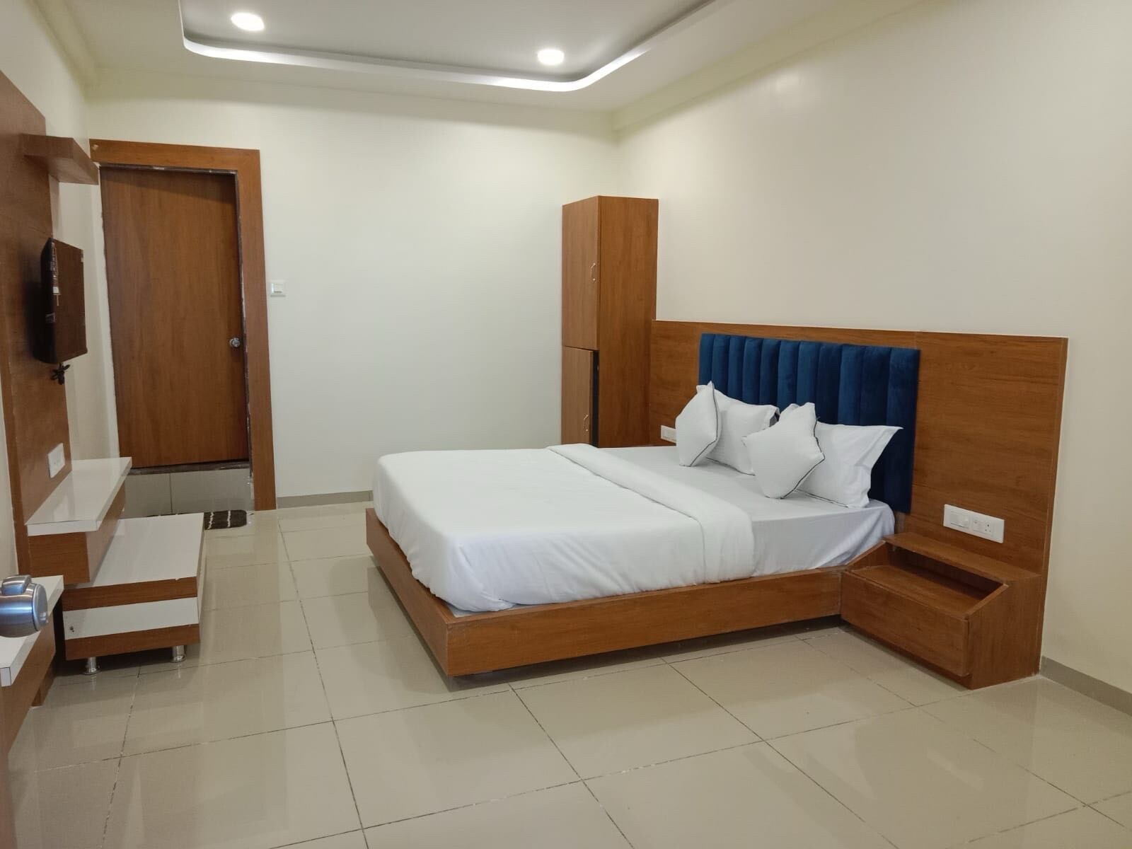 OYO 820134 Hotel NEW View - Tap to explore photos