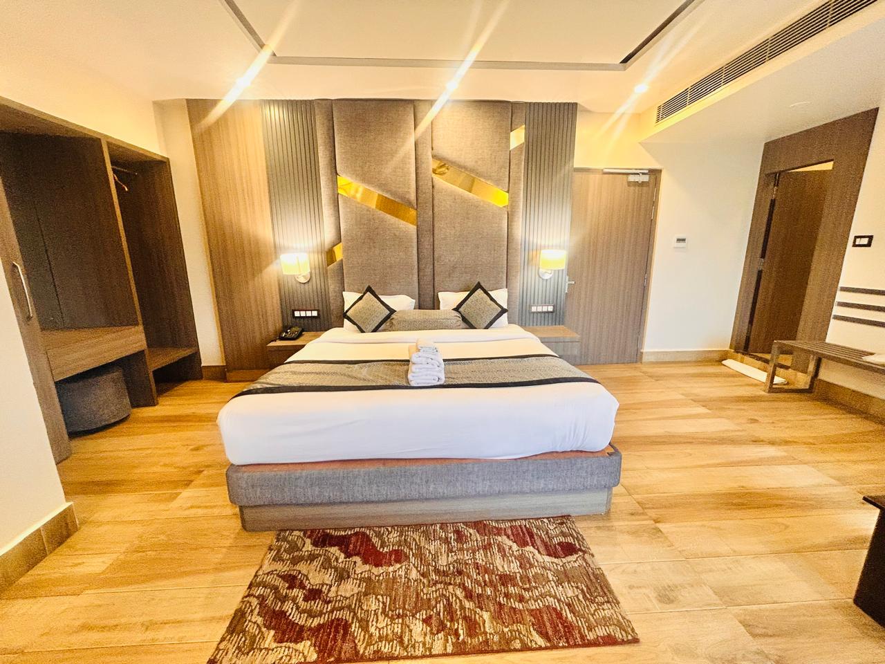 HOTEL HOLIDAY INTERNATIONAL - Tap to explore photos