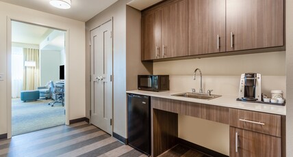 Holiday Inn & Suites Cedar Falls - Waterloo Event Ctr Room Type - 2 Queen Suite Mobility Accessible Tub