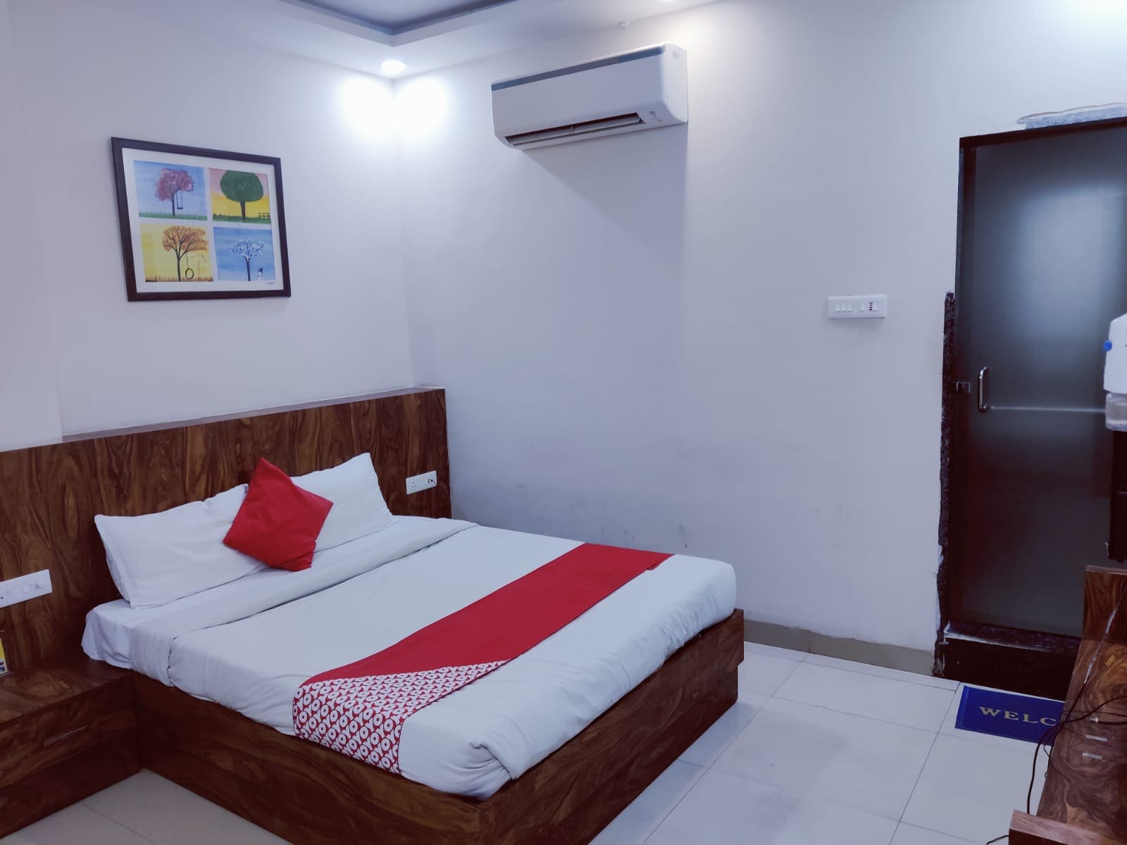 HOTEL CONTINENTAL - Tap to explore photos