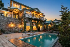 StayVista at 4 Rooms @ Villa Mountain Crest W/ Outdoor Pool