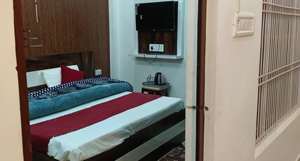 Shree Gorakhnath Guest House Room Type - Deluxe Room 3 Bed