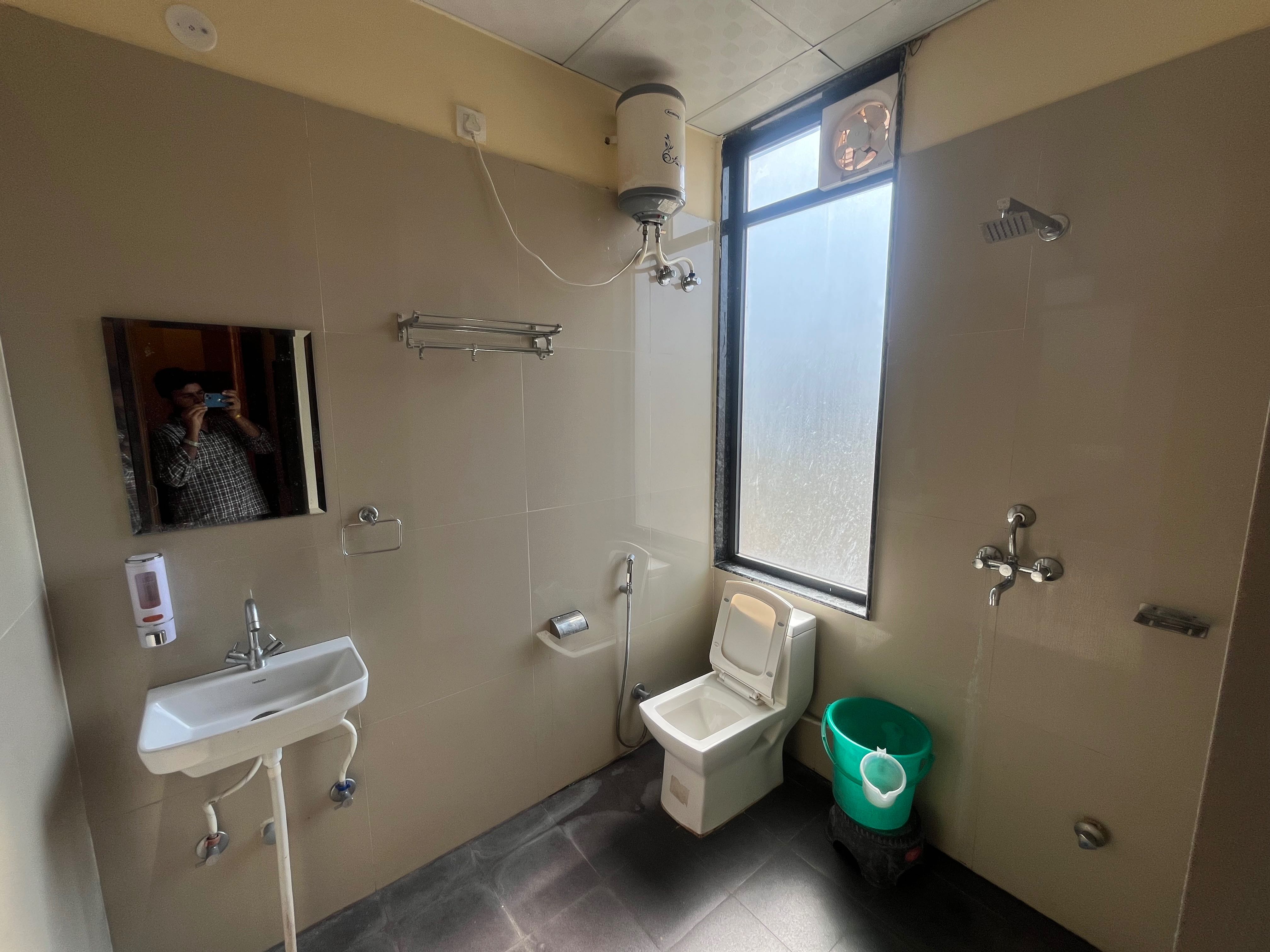 Hotel O by OYO Golden Manor Inn - Tap to explore photos