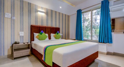 Treebo Iris Suites Room Type - Deluxe Rooms With Queen Bed