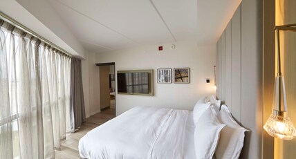 Bloom Mississauga, Tapestry Collection by Hilton Room Type - 1 K BED 1 BDRM SUITE W VW