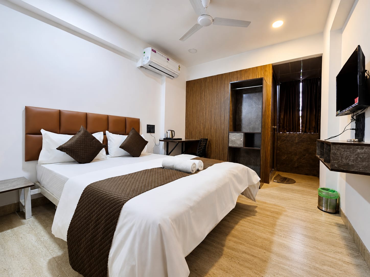 Hotel Pune Grand - Tap to explore photos