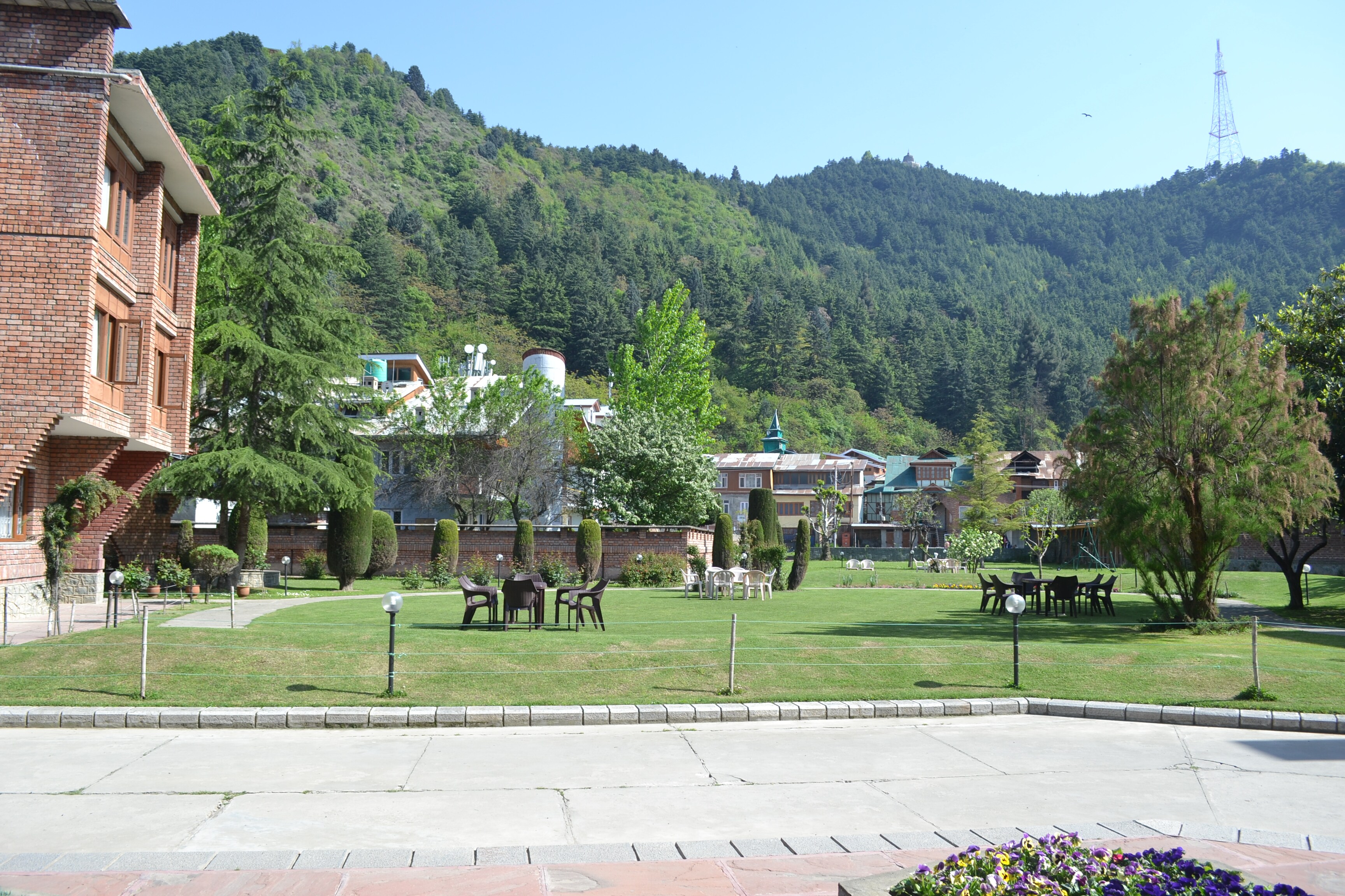 Hotel Brown Palace Nearby Dal Lake - Tap to explore photos