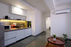 Cest La Vie Luxury 1BHK Condo for 4 people next to Railway Stn