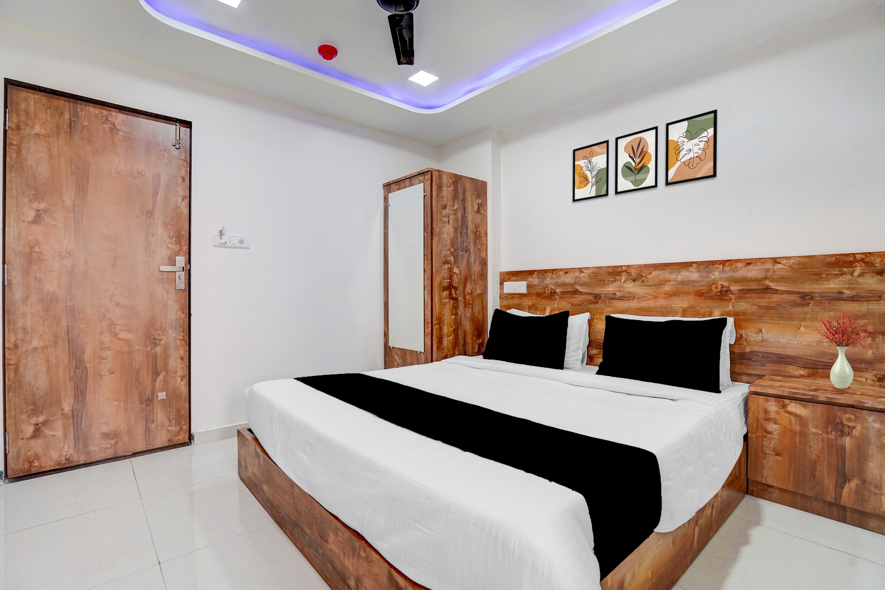 Collection O Prahlad Nagar Road Formerly Hotel Aura Inn - Tap to explore photos