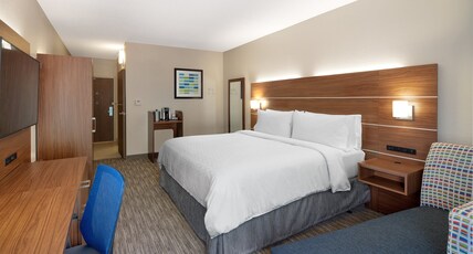 Holiday Inn Express STATESBORO Room Type - 1 King Bed Stndrd Mobil Access Roll Shwr