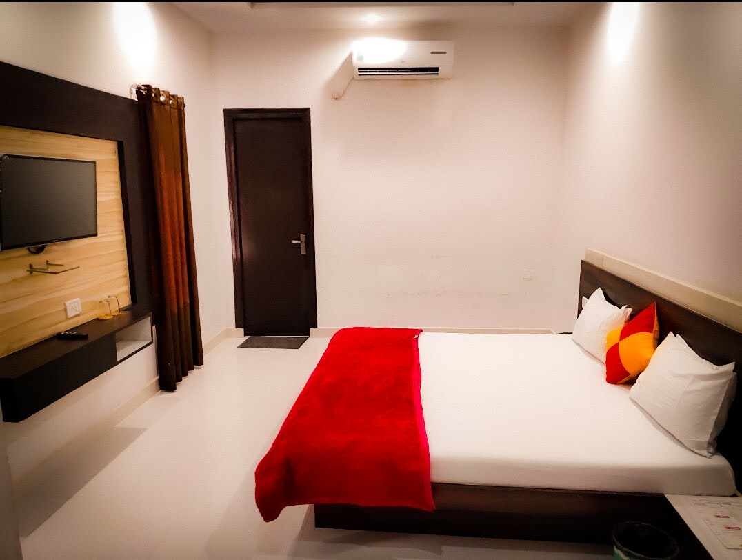 HOTEL CHEVRON - Tap to explore photos