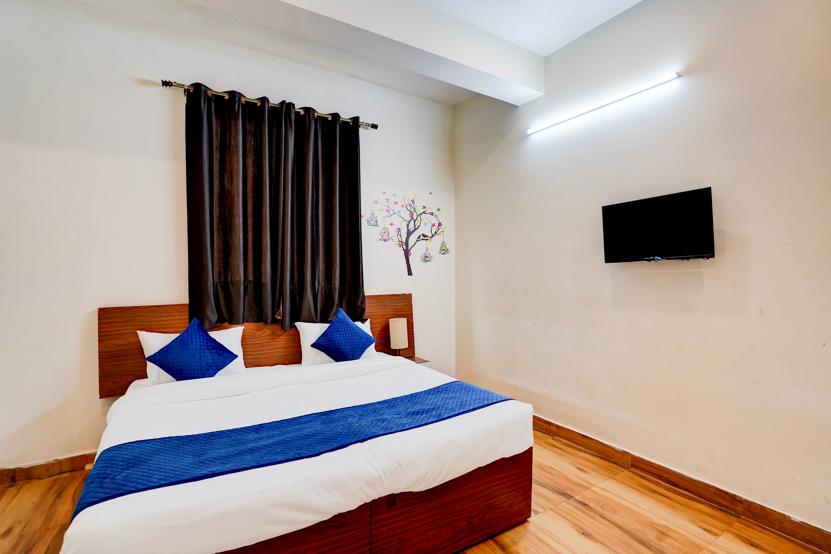 Axel Accommodation - Tap to explore photos