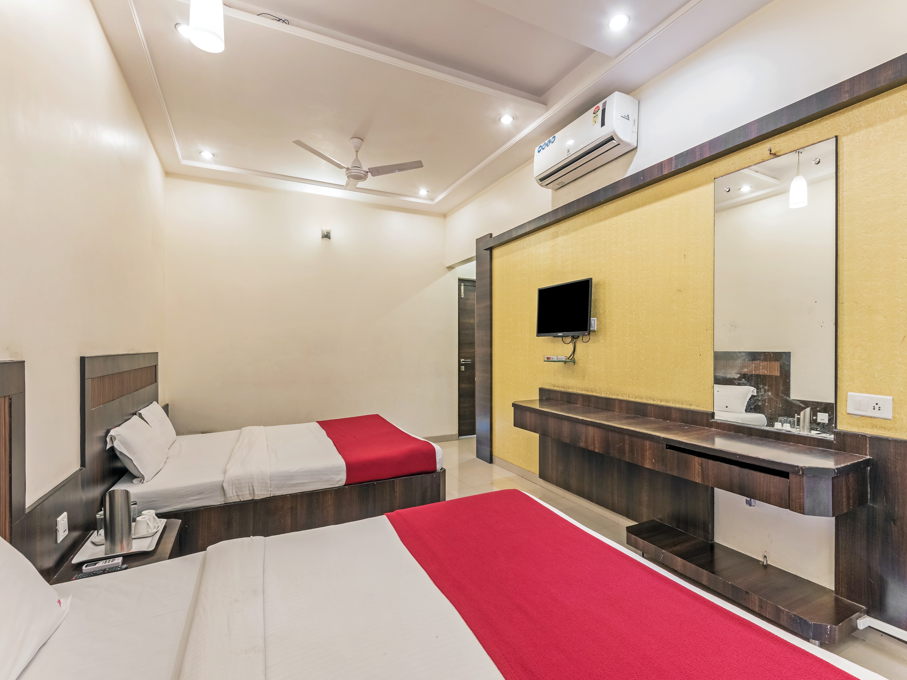 Hotel Sai Ramanand - 5 mins to Saibaba Mandir - Tap to explore photos