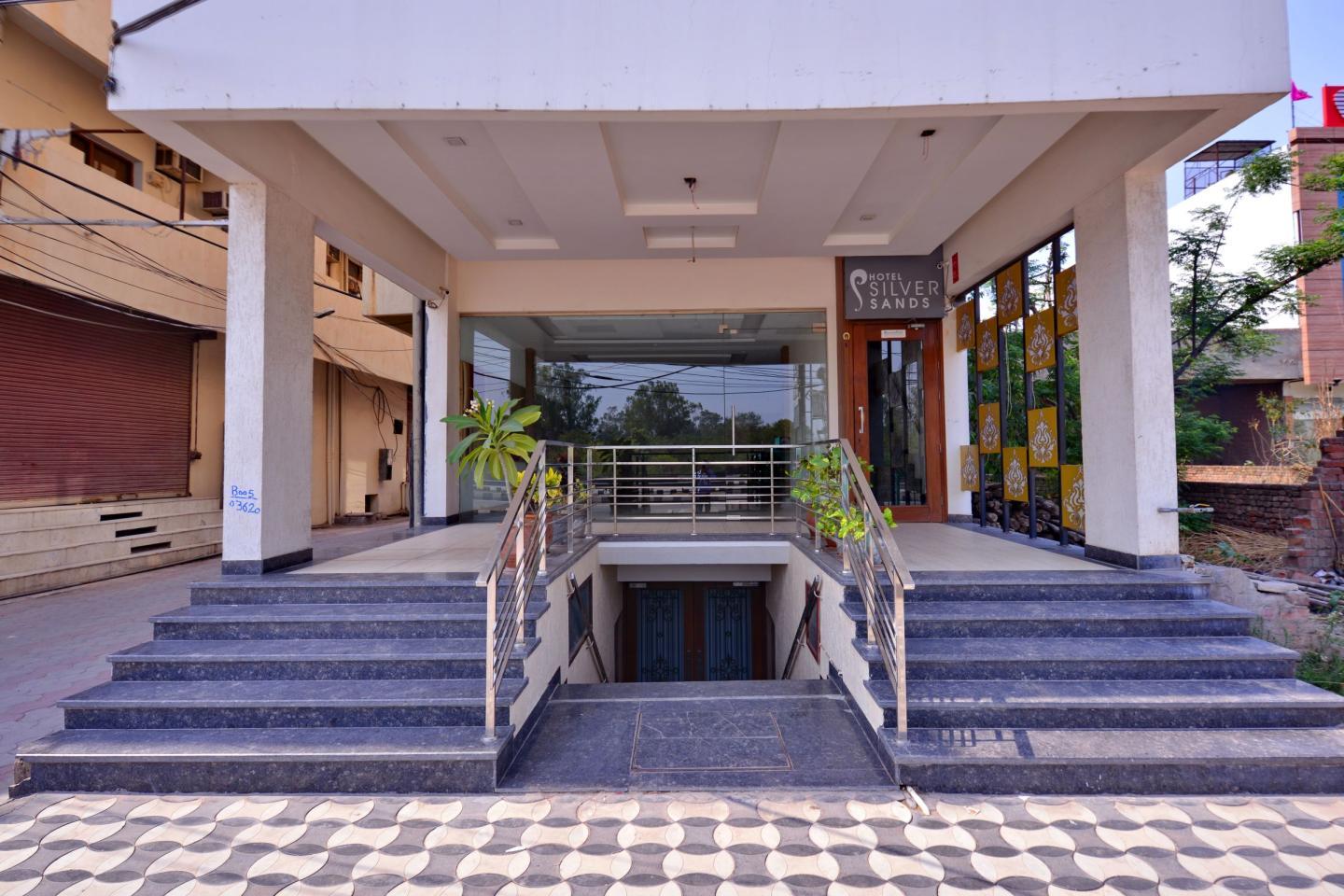 Hotel Silver Sands - Tap to explore photos