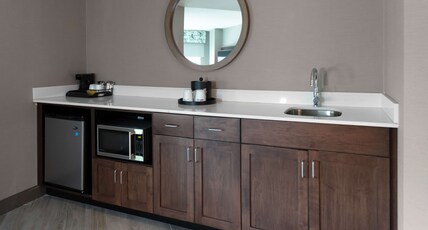 Hampton Inn & Suites by Hilton Reagan National Airport Room Type - 1 BEDROOM SUITE - KING BED