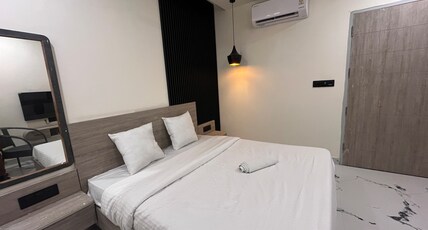 Smol Door Room Type - Smol Room with Queen Bed
