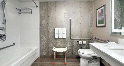 Hilton Garden Inn Toronto/Oakville Room Type - 1KNG MOB HEARING ACC W TUB