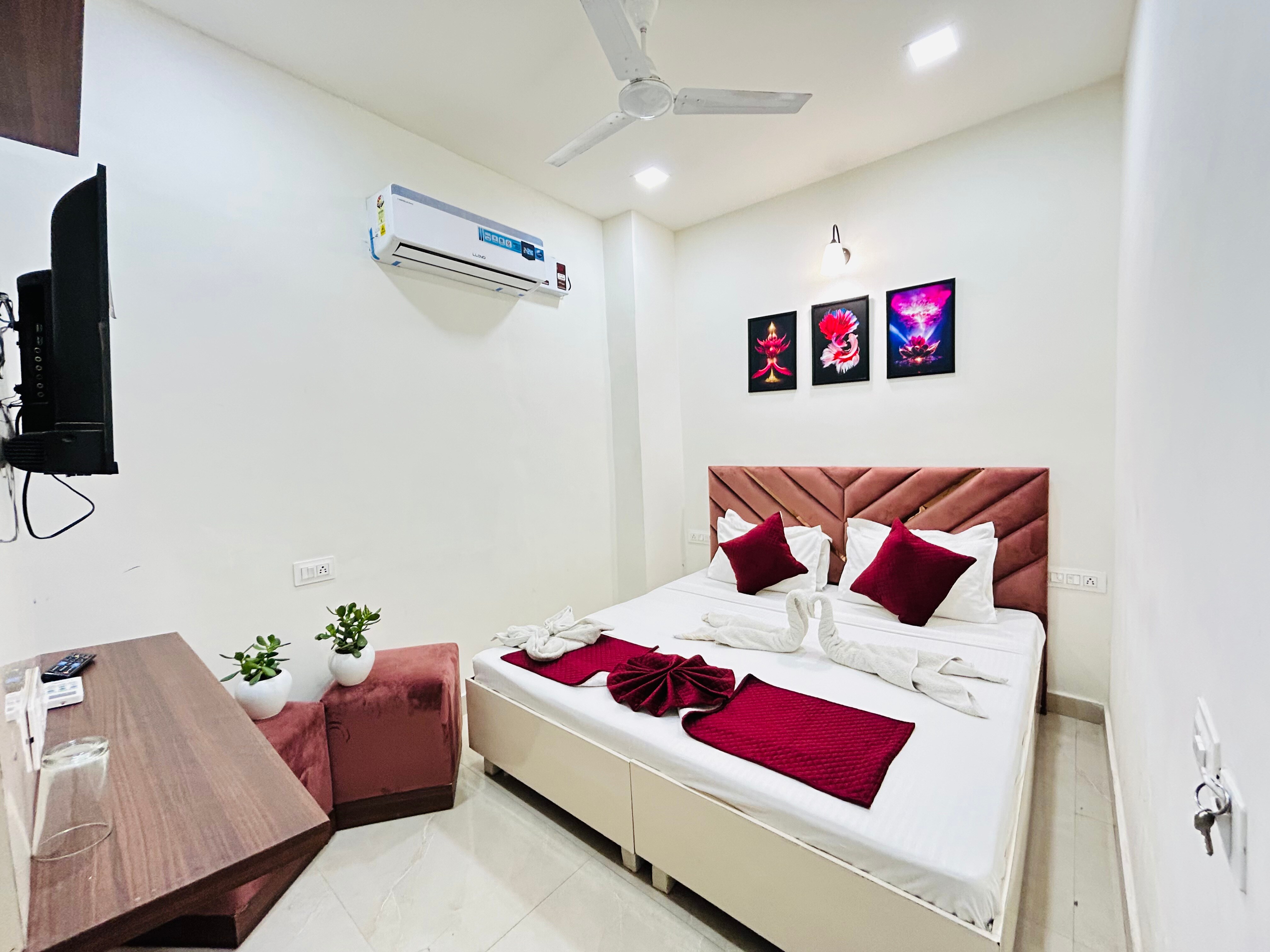 Hotel Paradise 5 min walk from Golden Temple - Tap to explore photos