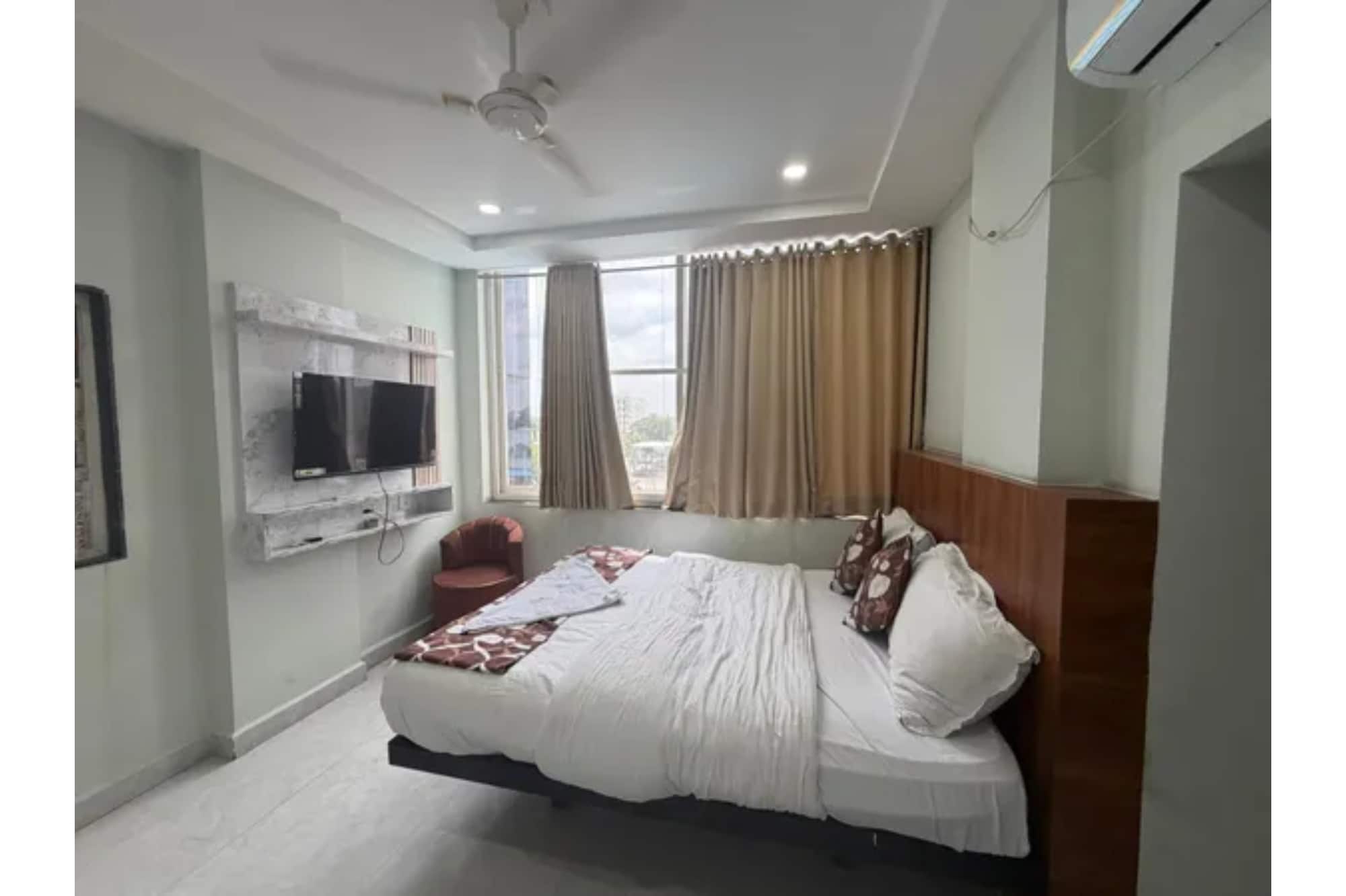 FabHotel New Srinika Premium - Tap to explore photos