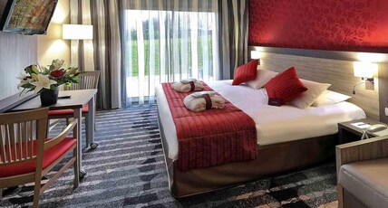 Mercure Rouen Val De Reuil Room Type - Privilege Room with a double bed and a sofa