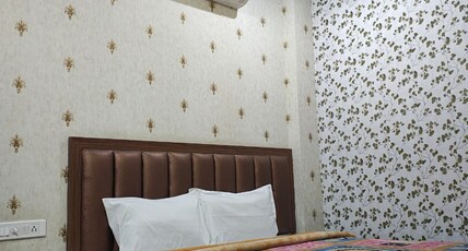 Varuna Palace | Near Mandir & Ghat's Room Type - Standard Double Room