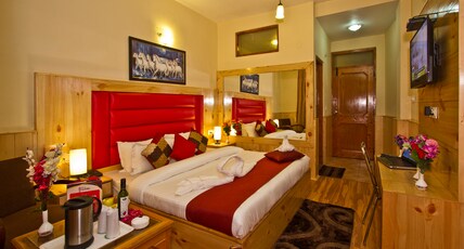 New Harmony Inn - 5 mins drive from Volvo Stand Room Type - EXECUTIVE ROOM WITH PRIVATE BALCONY & MOUNTAIN VIEW New Harmony Inn - 5 mins drive from Volvo Stand Room Type - EXECUTIVE ROOM WITH PRIVATE BALCONY & MOUNTAIN VIEW