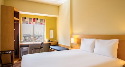 ibis Deira Creekside Dubai Room Type - Room with 1 double bed equipped with the new bedding ibis Deira Creekside Dubai Room Type - Room with 1 double bed equipped with the new bedding