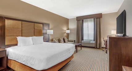 Best Western Plus Hinton Inn & Suites Room Type - Accessible - 1 King, Mobility Accessible, Bathtub, Sofabed, Non-Smoking, Full Breakfast