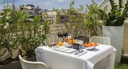 NOVOTEL MARSEILLE CENTRE PRADO Room Type - Executive Room with terrace and double bed