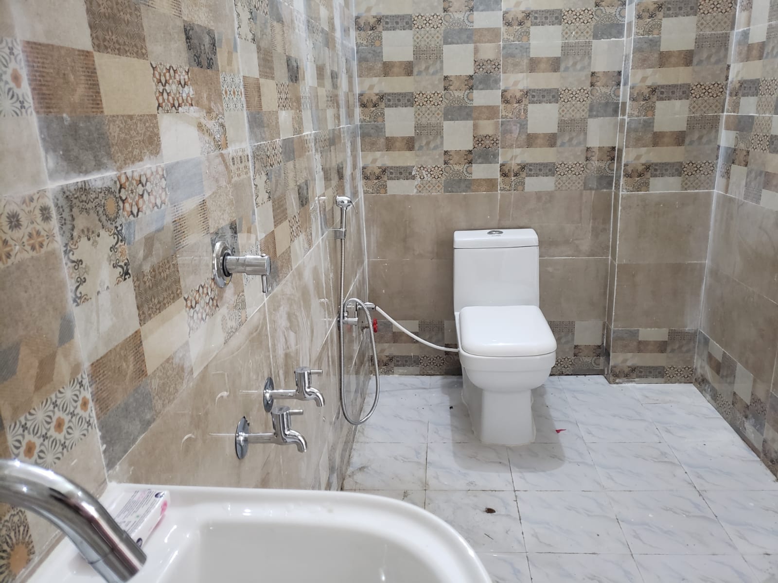 Royal Hotel - Tap to explore photos