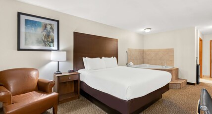 Best Western George West Executive Inn Room Type - 1 King Bed, Non-Smoking, Downstairs, Jacuzzi, Microwave And Refrigerator, High Speed Internet Access