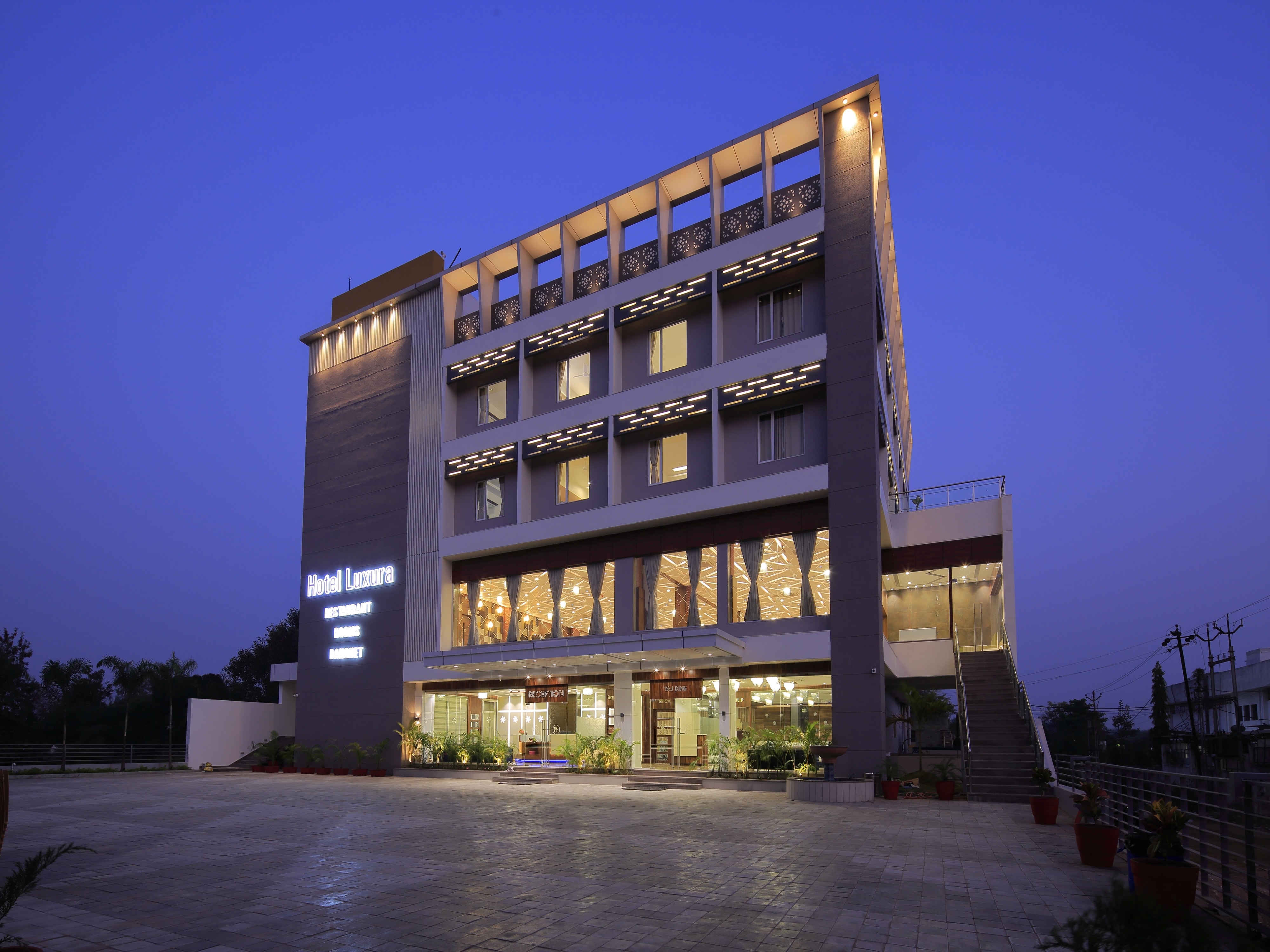 HOTEL LUXURA - Tap to explore photos