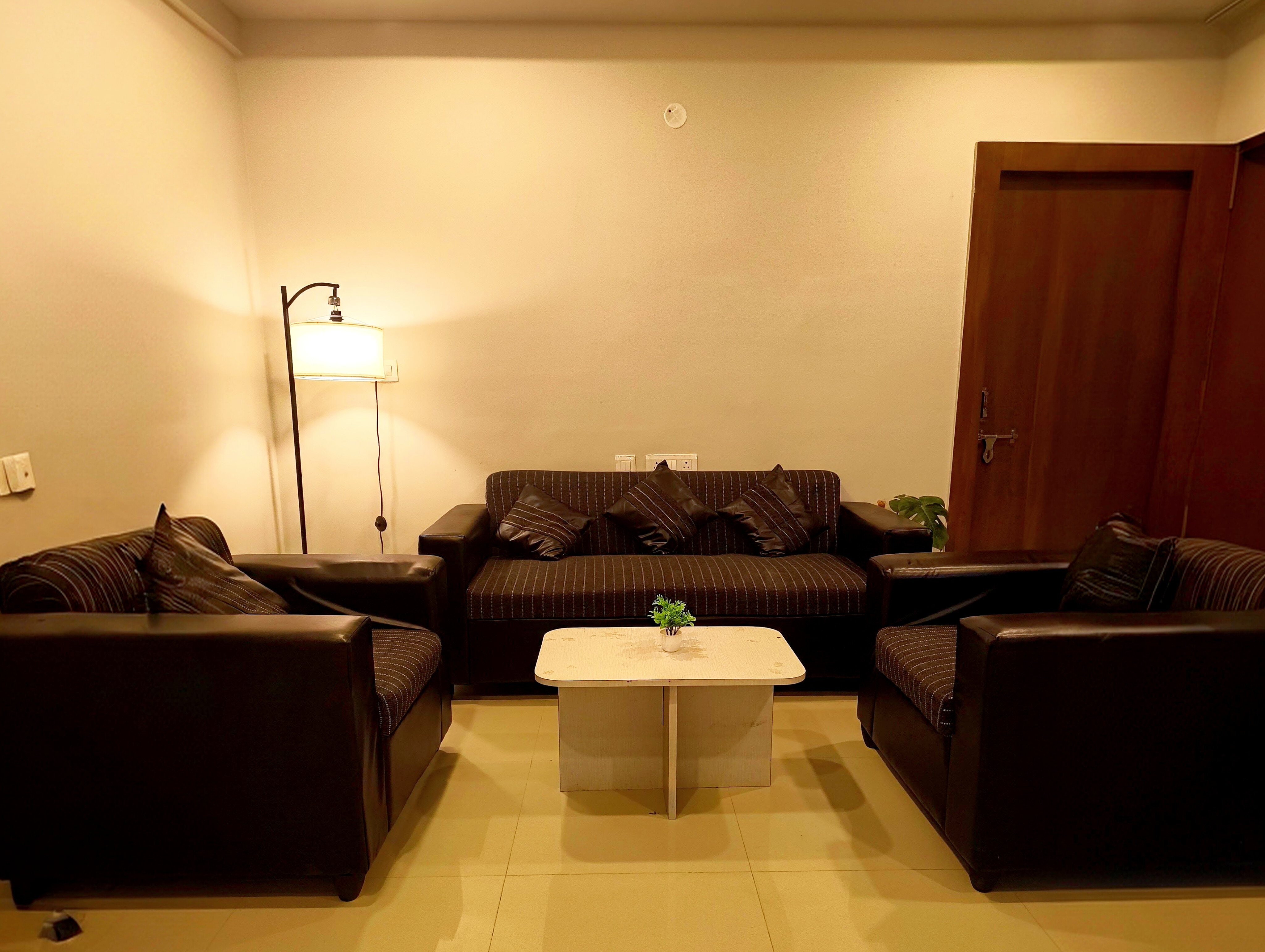 Cozy aur Convenient 2BHK - Tap to explore photos