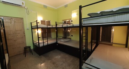 Bubble Beds kolkata Room Type - Room 3B: 8 Bed Mix Dormitory AC
